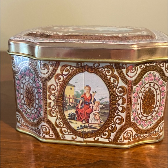 Vintage Meister scalloped tea tin-powder tin – Brazilian tea biscuit container - Picture 4 of 13